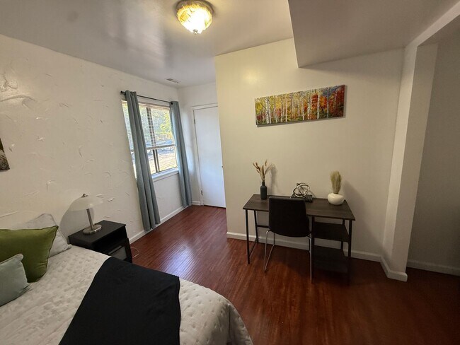 Building Photo - 68 E 200 S