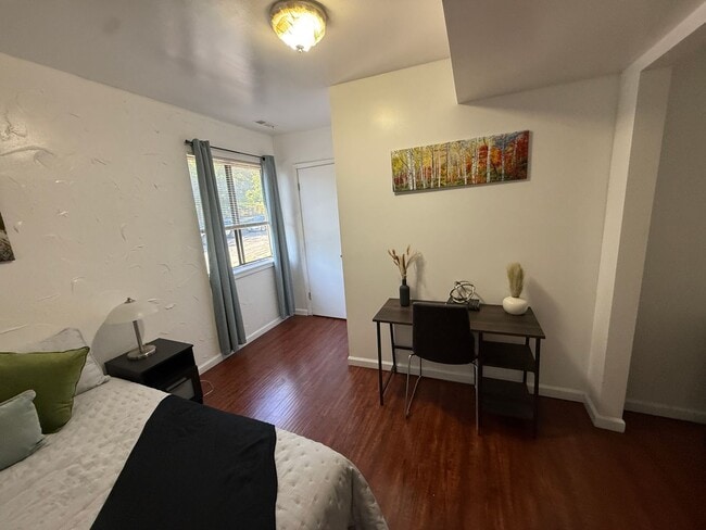 Building Photo - Spacious Furnished Guy Room Downtown ASAP