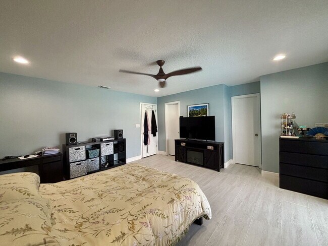 Building Photo - 9135 San Ambrosio Dr