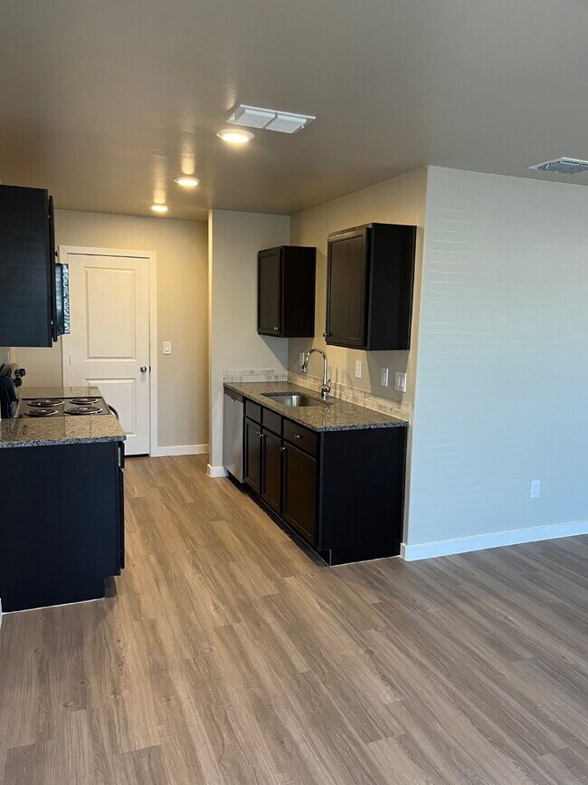 Building Photo - 3 Bedroom Home in Cooper