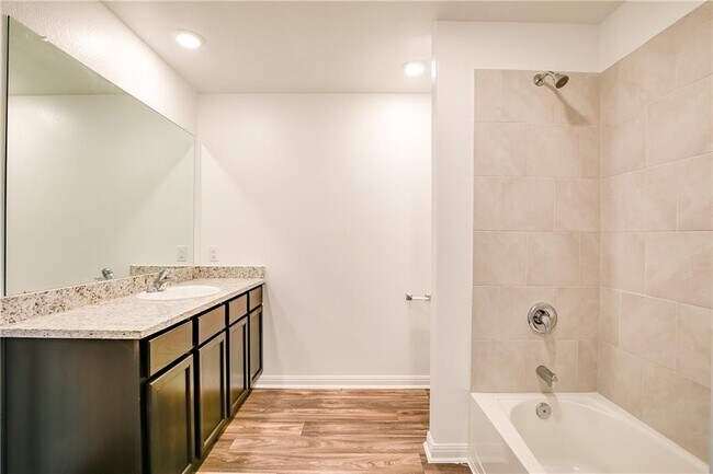 Building Photo - 617 Riverdale Dr