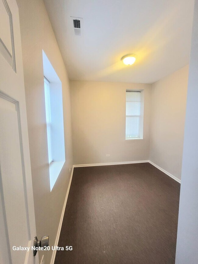 Building Photo - 1423 S Drake Ave