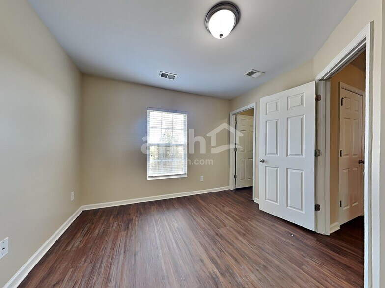 Building Photo - 409 Lakewind Dr
