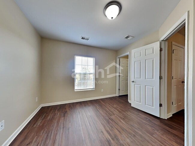 Building Photo - 409 Lakewind Dr