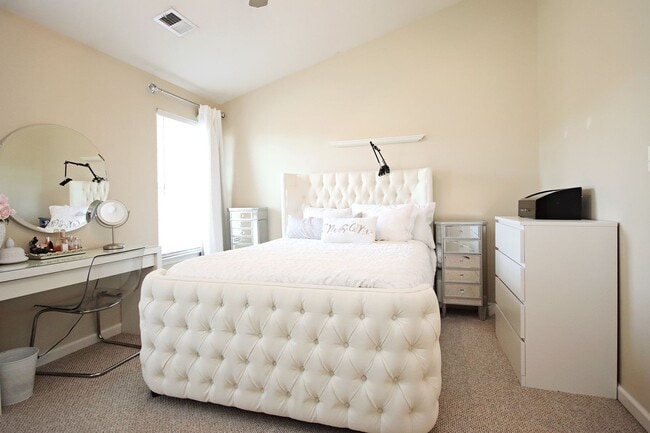Building Photo - Small Pet-Friendly End-Unit Pantops Townhome