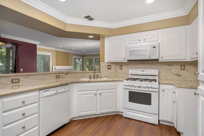 Building Photo - Modern Comfort in a Prime Location – 2BR Townhome with Garage & Community Amenities