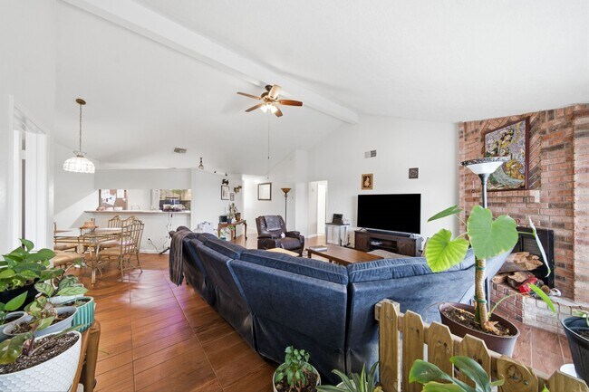 Building Photo - 411 Forest Hills Dr