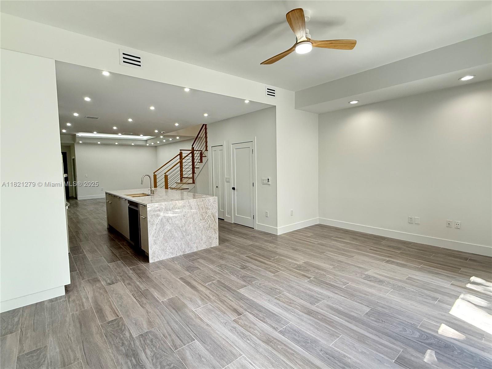 Building Photo - 2921 SW 30th Ct