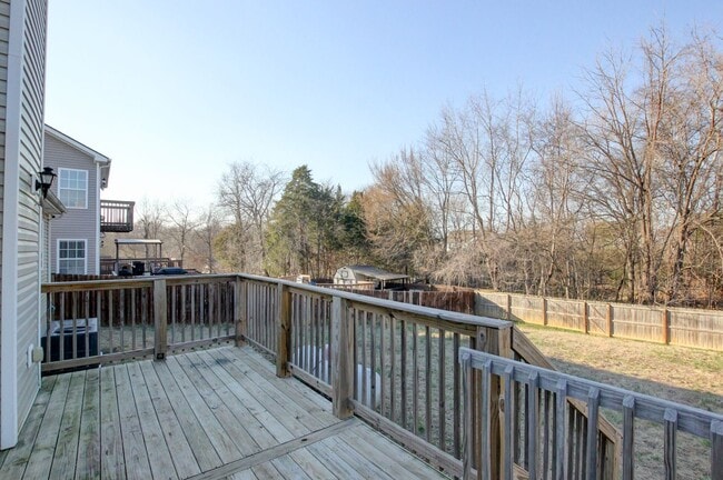 Building Photo - 3 bed 2 bath Fenced yard.  Heart of St. B.  Hurry.