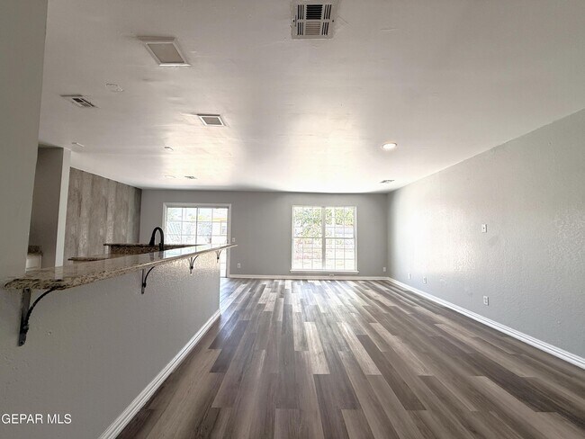 Building Photo - 10405 Ashwood Dr