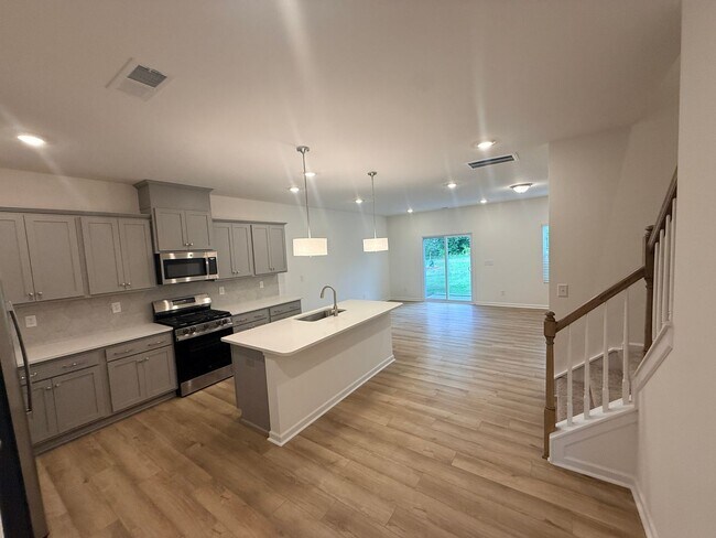 Building Photo - Brand New Townhome in Highland Creek Area!