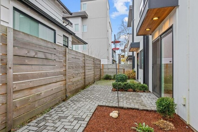 Building Photo - Stunning Modern Air-Conditioned Townhome in Coveted Whittier Heights