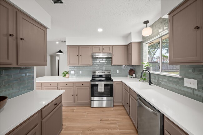 Building Photo - 303 Knoll Forest Dr