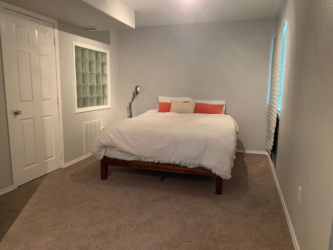 Building Photo - 4 bed 4 bath Erie home 1 mile from downtown and shops!