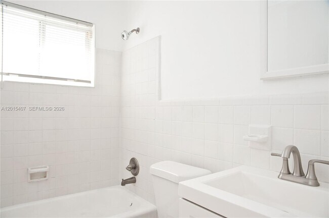Building Photo - 304 SE 9th Ct