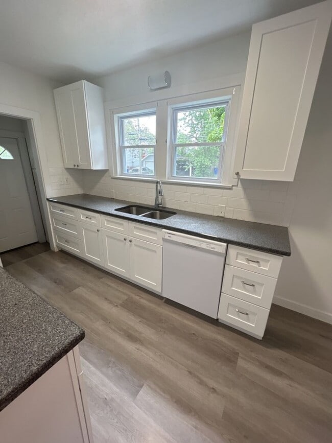 Building Photo - Charming 5-Bedroom Property in Prime Location