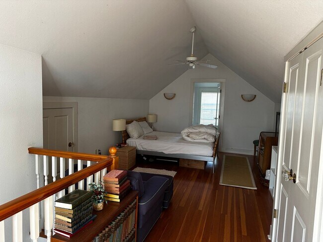 Building Photo - WestMoreland Gem! Portland Original, Huge deck, great backyard pets ok!