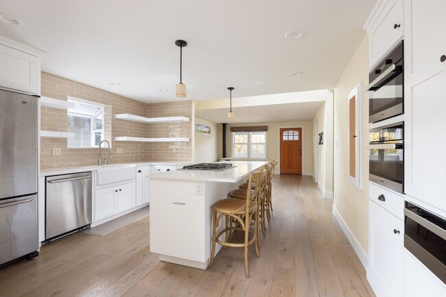 Building Photo - Remodeled & Charming 4 bed/3 bath w/ Yard ...