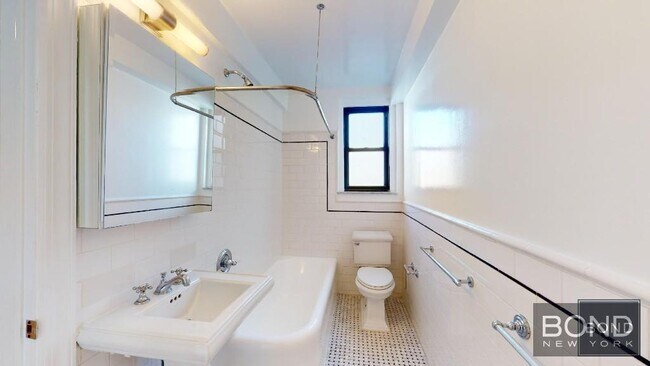 Building Photo - 210 E 68th St