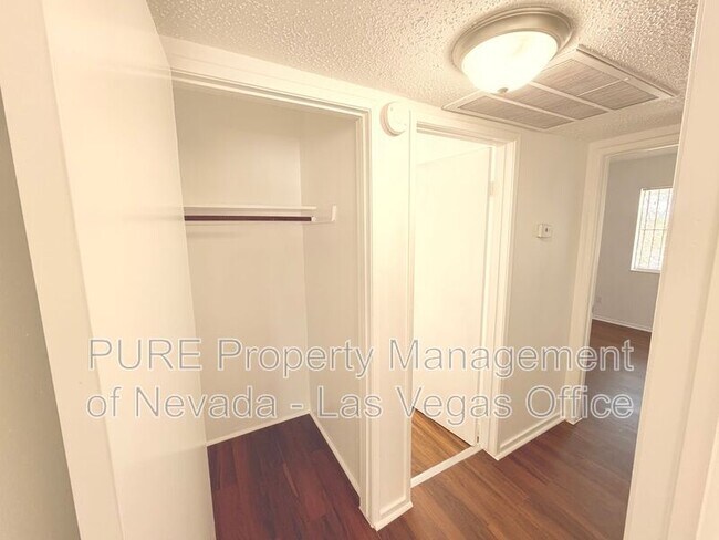 Building Photo - 1405 E Vegas Valley Dr