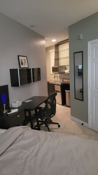 Building Photo - 1118 NE 18th Ct