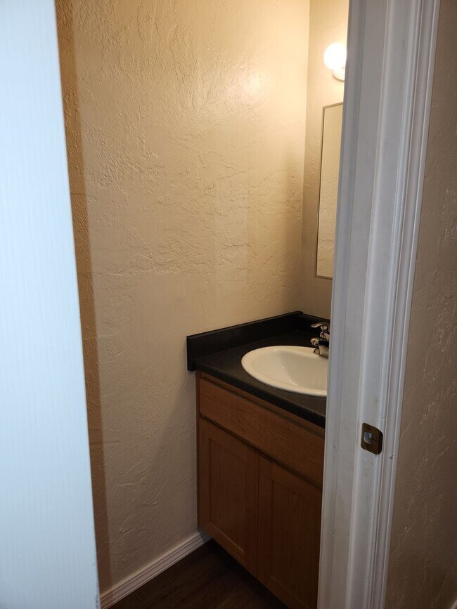 Building Photo - 2bed 1.5 bath Duplex