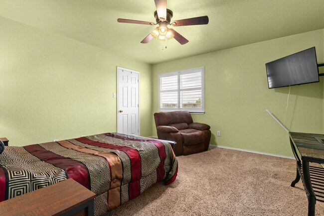 Building Photo - 5815 Durango Dr