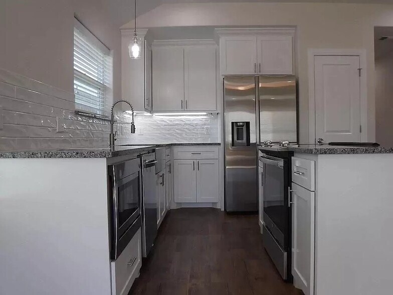 Primary Photo - 810 N Broughton St