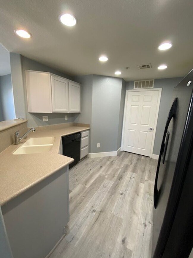 Building Photo - Gorgeous 3 level townhouse with a garage