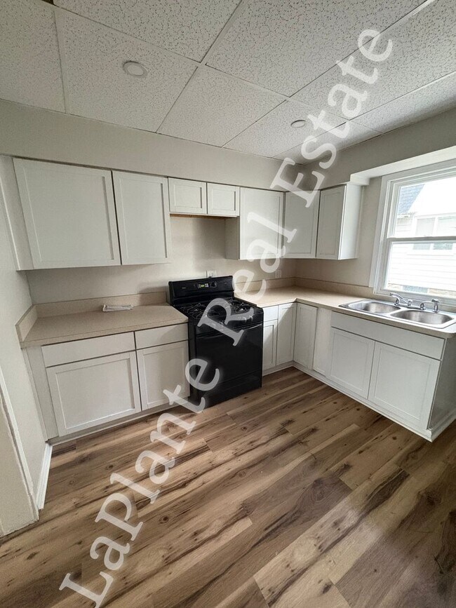 Building Photo - Freshly Updated 3-Bedroom Home on Greenwoo...