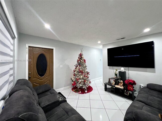 Building Photo - 1430 W 42nd St