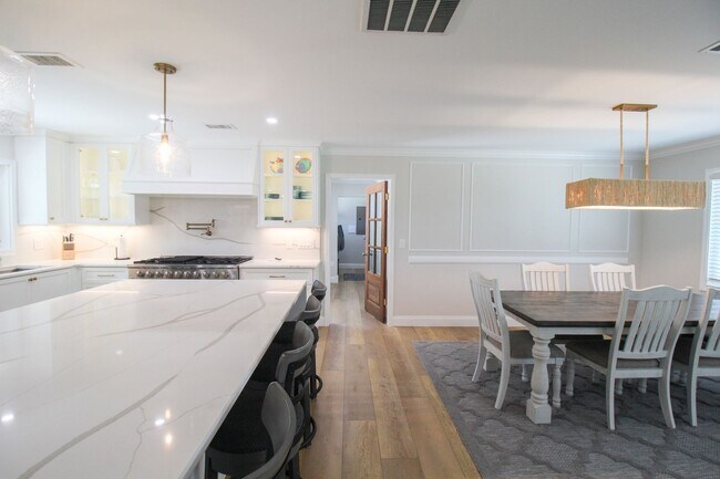 Building Photo - Luxury Annual Rental with Resort-Style Pool on Longboat Key