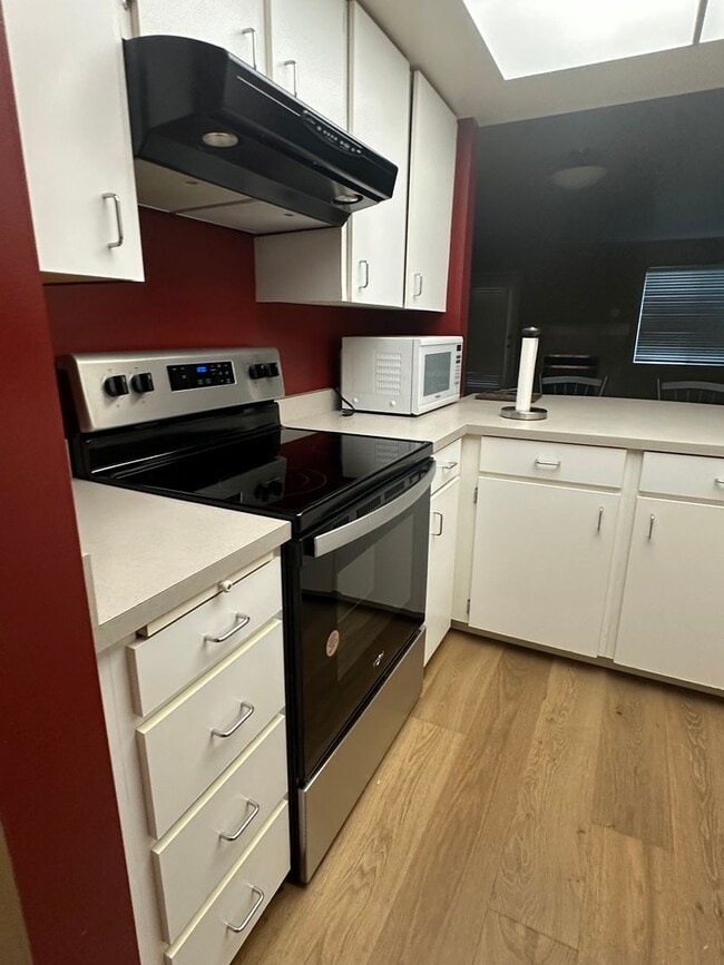 Building Photo - 2 Bedroom Quintet Condo off West Burnside ...