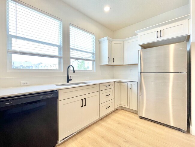 Building Photo - Beautiful Poolside Townhome at The Exchange!