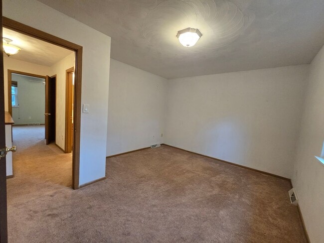 Building Photo - End Unit Townhouse - Plum School District ...