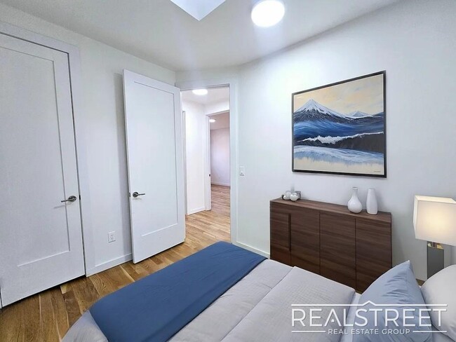Building Photo - Brand New 4BD/2BA Penthouse with Skylight,...