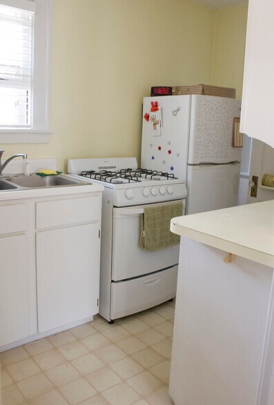Kitchen - 57 Elmwood Pl