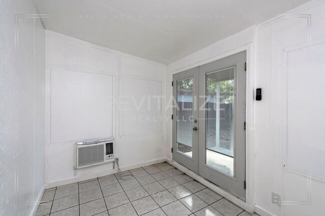 Building Photo - Adorable 3 Bed 2 Bath Cottage with Double ...