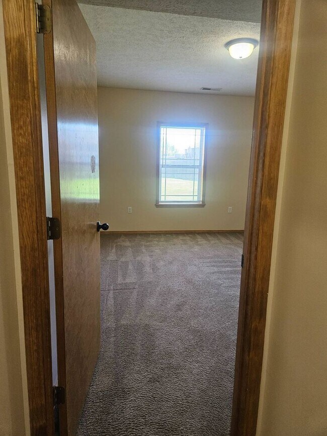 Building Photo - WOW! Look at this property ! You cant beat this price in NIXA-3200 SQ FT