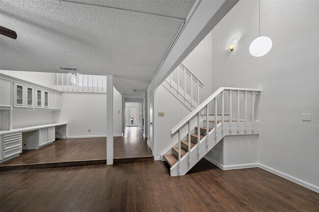 Building Photo - 2387 Crescent Park Dr
