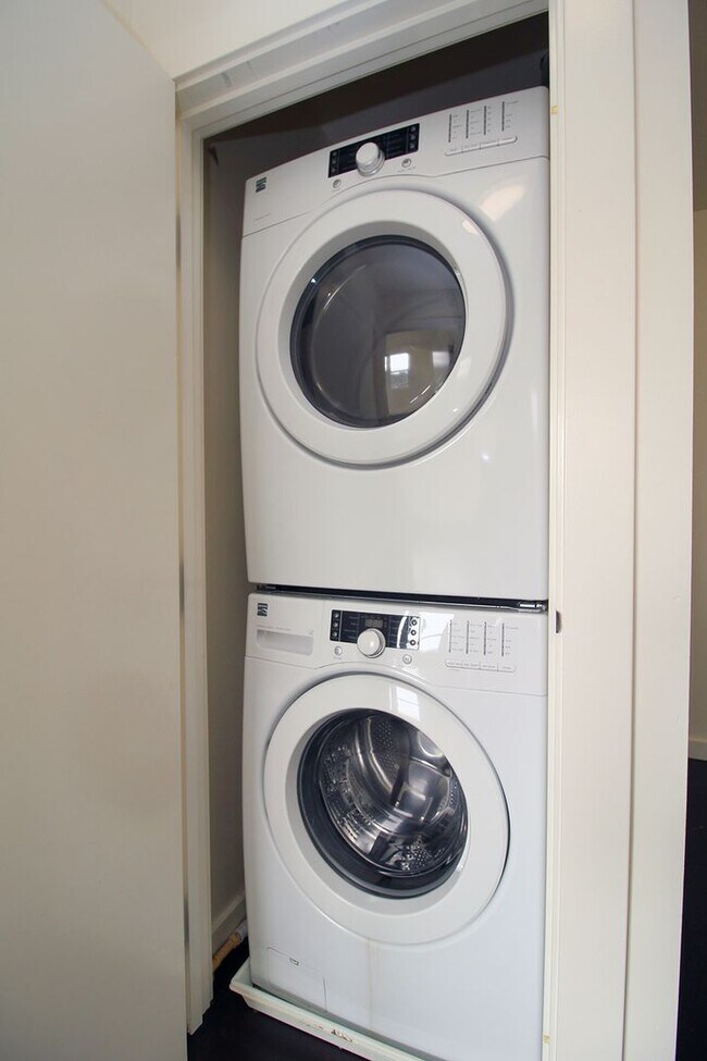 Building Photo - 1460-1460 NE Alberta St