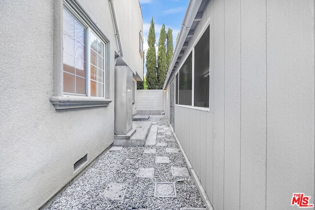 Building Photo - 741 N Las Palmas Ave