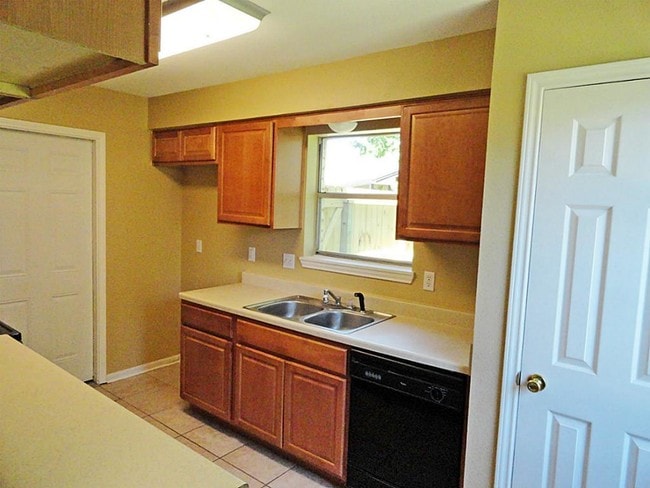 Building Photo - 16338 Autumn Wind Dr