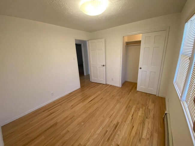 Building Photo - Large 4-Bedroom