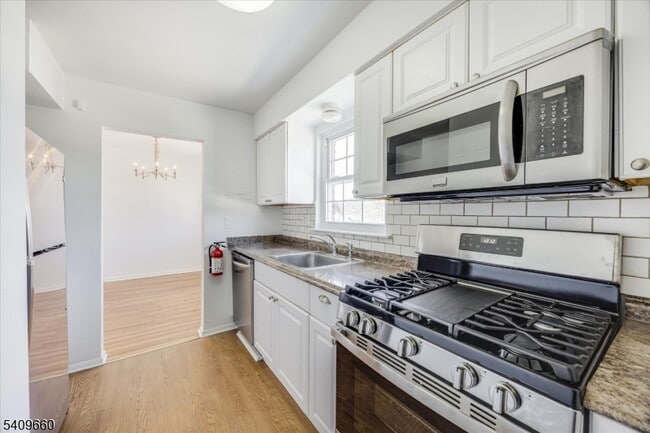 Building Photo - 14 Wedgewood Dr