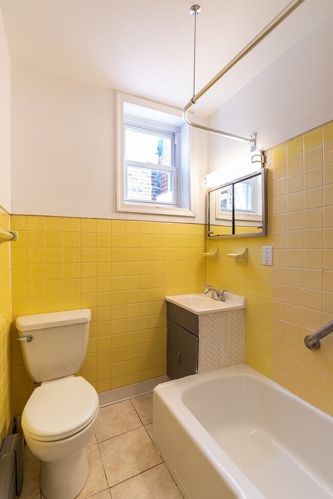 Building Photo - Three Bed Newbold Townhome