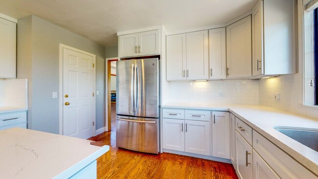 Building Photo - Beautiful 4 bedroom 3.5 bath Home with 2 c...