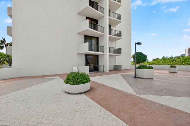 Building Photo - 4200 N Ocean Dr