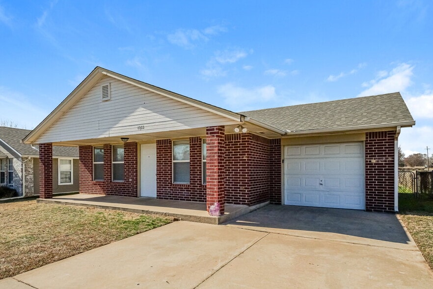 Building Photo - 1933 Creekridge Dr