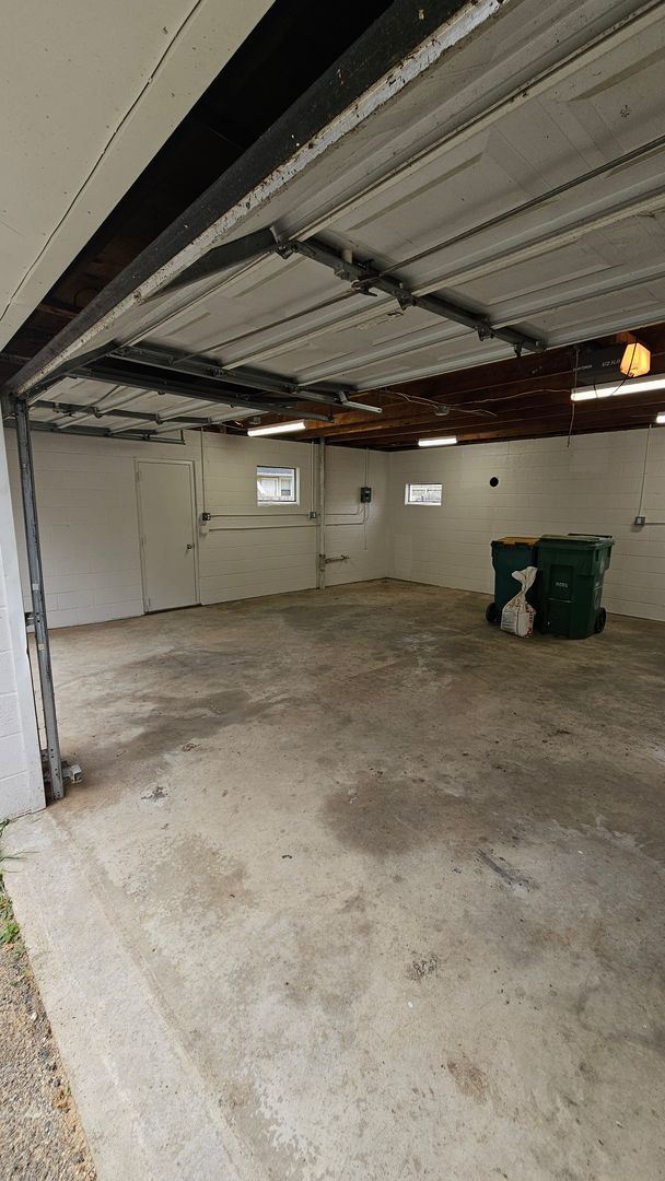 Building Photo - JUST REDUCED!  3 Bedroom Single Family Home